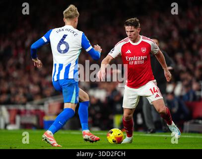 Jan Paul van Hecke (a sinistra) di Brighton e Hove Albion e Viktor Gyokeres dell'Arsenal si battono per il pallone durante la partita di Premier League all'Emirates Stadium di Londra. Data foto: Sabato 27 dicembre 2025. Foto Stock