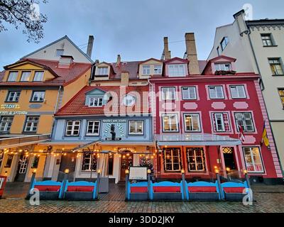 Facciate colorate di edifici storici nel centro storico di riga, in Lettonia Foto Stock