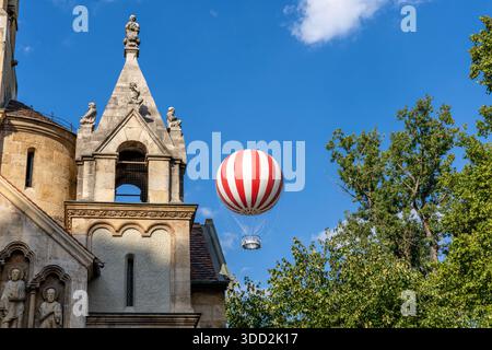 Una mongolfiera collegata a un parco di Budapest in Ungheria che offre viste panoramiche in mongolfiera Foto Stock