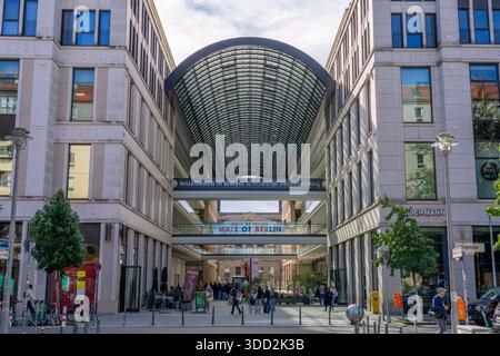 Berlino Germania - settembre 25 2025: Ingresso al centro commerciale di Berlino in Germania con People Walking Around Foto Stock