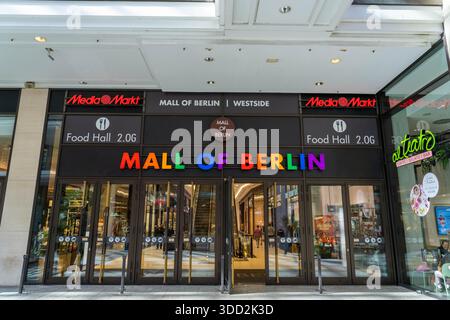 Berlino Germania - settembre 25 2025: Ingresso colorato al Mall of Berlin in Germania con Rainbow Colors Foto Stock