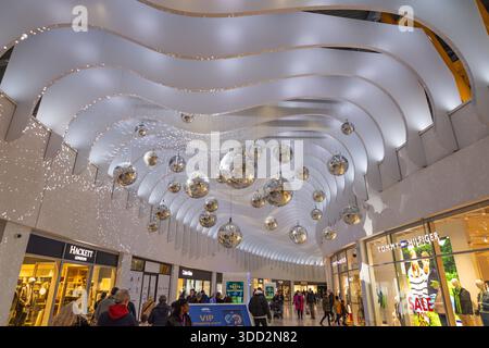 Interni moderni dell'Icon Outlet presso l'O2 Arena. Londra, Regno Unito, 17 febbraio 2024 Foto Stock