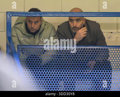 Londra, Regno Unito. 27 dicembre 2025. Chelsea V Aston Villa - Premier League - Stamford Bridge. Enzo Maresca, manager del Chelsea sospeso, guarda dagli stand di Stamford Bridge. Crediti immagine: Mark Pain / Alamy Live News Foto Stock