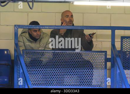 Londra, Regno Unito. 27 dicembre 2025. Chelsea V Aston Villa - Premier League - Stamford Bridge. Enzo Maresca, manager del Chelsea sospeso, guarda dagli stand di Stamford Bridge. Crediti immagine: Mark Pain / Alamy Live News Foto Stock