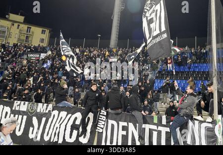 Pisa, Italia. 27 dicembre 2025. Tifosi della Juventus durante la partita di calcio di serie A tra Pisa e Juventus allo stadio Romeo Anconetani dell'ACetilar Arena di Pisa, centro Italia - sabato 27 dicembre 2025. Sport - calcio (foto di Marco Bucco/la Presse) credito: LaPresse/Alamy Live News Foto Stock