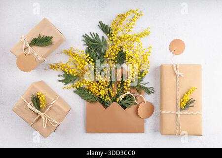 Regalo primaverile con fiori di mimosa e cartellini regalo vuoti Foto Stock