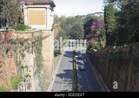 Roma, Italia: Vista a nord dal ponte della passeggiata del Pincio fino a Viale del muro torto, nei Giardini di Villa Borghese Foto Stock