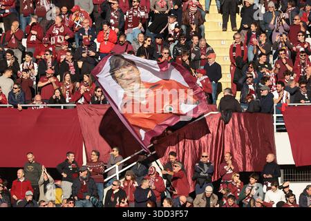 Torino, Italia. 27 dicembre 2025. Tifosi del Torino FC durante la partita Torino-Cagliari di serie A allo Stadio grande Torino. Il credito per immagini dovrebbe essere: Jonathan Moscrop/Sportimage Credit: Sportimage Ltd/Alamy Live News Foto Stock