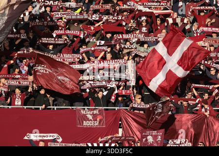 Torino, Italia. 27 dicembre 2025. Tifosi del Torino FC durante la partita Torino-Cagliari di serie A allo Stadio grande Torino. Il credito per immagini dovrebbe essere: Jonathan Moscrop/Sportimage Credit: Sportimage Ltd/Alamy Live News Foto Stock