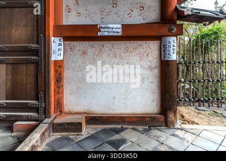 Le impronte delle mani su un muro a Nara indicano atti vandalici, prefettura di Nara, Giappone Foto Stock