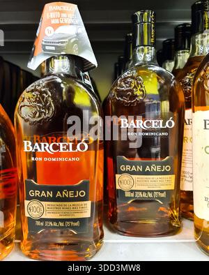 Kiel, Germania - 27. Dicembre 2025: Bottiglie di rum domenicano Barceló Gran Añejo in piedi su uno scaffale in un negozio di liquori Foto Stock