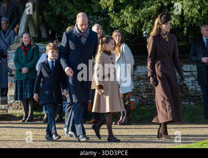 25 dicembre 2025. Il Principe e la Principessa di Galles lasciano la chiesa di Sandringham con i loro figli. Foto Stock