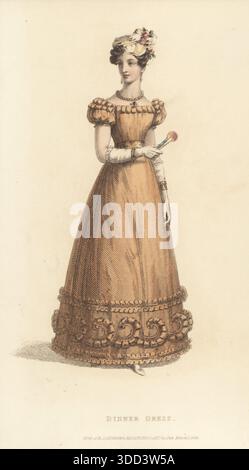Donna alla moda in abito da cena. Abito in fawn gros de Naples, maniche e collo rifiniti con nastro en tuyau, gonna con elegante bordo in crepe italiana di rosa en tuyau e una linea di rotoli di raso all'antica. Copricapo in crepe bianca con pizzo oro e rose rosse in porcellana. Guanti lunghi bianchi, bracciali dorati, fan jocko. Incisione in rame colorata a mano di Thomas Uwins, alias Arbiter Elegantiarum, dal Repository of Arts di Rudolph Ackermann, Strand, Londra, marzo 1826. Foto Stock