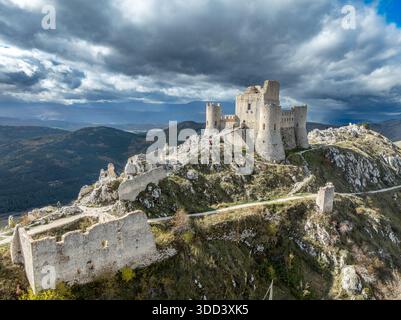 Rocca Calascio, Italia: Alta fortezza appenninica con mura merlate medievali, bastioni d'angolo e antica torre di guardia in muratura Foto Stock