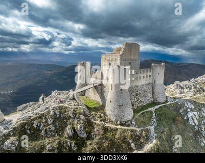 Rocca Calascio, Italia: Alta fortezza appenninica con mura merlate medievali, bastioni d'angolo e antica torre di guardia in muratura Foto Stock