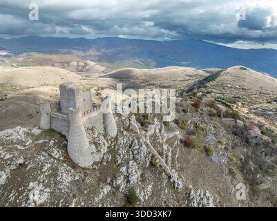 Rocca Calascio, Italia: Alta fortezza appenninica con mura merlate medievali, bastioni d'angolo e antica torre di guardia in muratura Foto Stock