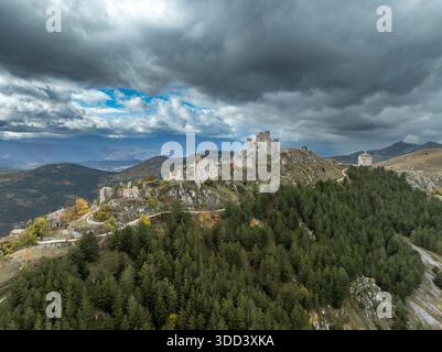 Rocca Calascio, Italia: Alta fortezza appenninica con mura merlate medievali, bastioni d'angolo e antica torre di guardia in muratura Foto Stock