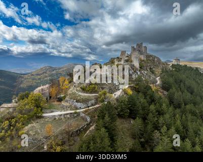 Rocca Calascio: La Fortezza più alta d'Italia con la Fortezza quadrata, quattro Torri ad angolo rotondo pareti in calcare bianco Foto Stock