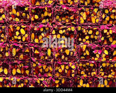 Vista ravvicinata del tradizionale dolce turco lokum con pistacchi e petali di rosa secchi Foto Stock