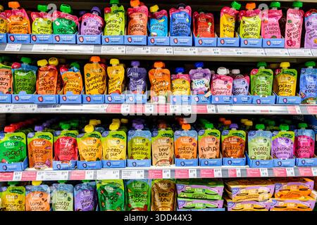 London UK, 12 dicembre 2025, Selezione di Ellas Infant Food Pouches Foto Stock