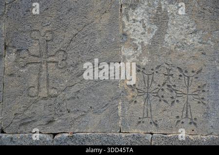 Antiche incisioni a croce su un muro di una chiesa in Armenia Foto Stock