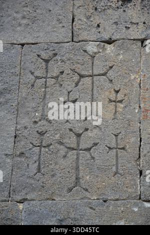 Antiche incisioni a croce su un muro di una chiesa in Armenia Foto Stock