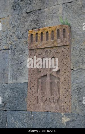 Khachkar armeno, pietra incrociata su un muro di una chiesa Foto Stock