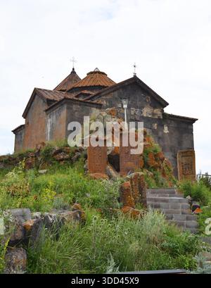 Monastero di Hayravank, un complesso monastico su una scogliera sulle rive del lago Sevan in Armenia Foto Stock