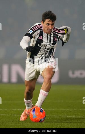Pisa, Italia. 27 dicembre 2025. Andrea Cambiaso della Juventus in azione durante la partita di calcio di serie A tra Pisa e Juventus allo stadio Romeo Anconetani dell'ACetilar Arena di Pisa, centro Italia - sabato 27 dicembre 2025. Sport - calcio (foto di Marco Bucco/la Presse) credito: LaPresse/Alamy Live News Foto Stock