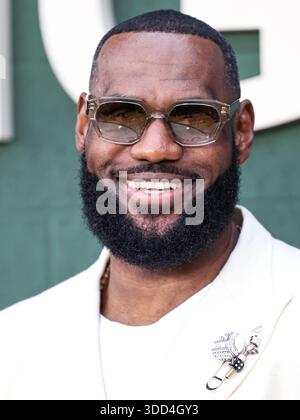 (FILE) LeBron James commenta di aver giocato nel suo ventesimo gioco di Natale: “Preferirei di gran lunga stare a casa con la mia famiglia”. WESTWOOD, LOS ANGELES, CALIFORNIA, USA - MAGGIO 31: Giocatore di basket professionista americano per i Los Angeles Lakers della National Basketball Association LeBron James arriva alla Los Angeles Premiere of Peacock's 'Shooting Stars' tenutasi al Regency Village Theatre il 31 maggio 2023 a Westwood, Los Angeles, California, Stati Uniti. (Foto di Xavier Collin/Image Press Agency) Foto Stock