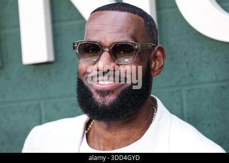 (FILE) LeBron James commenta di aver giocato nel suo ventesimo gioco di Natale: “Preferirei di gran lunga stare a casa con la mia famiglia”. WESTWOOD, LOS ANGELES, CALIFORNIA, USA - MAGGIO 31: Giocatore di basket professionista americano per i Los Angeles Lakers della National Basketball Association LeBron James arriva alla Los Angeles Premiere of Peacock's 'Shooting Stars' tenutasi al Regency Village Theatre il 31 maggio 2023 a Westwood, Los Angeles, California, Stati Uniti. (Foto di Xavier Collin/Image Press Agency) Foto Stock