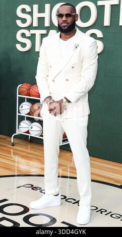 (FILE) LeBron James commenta di aver giocato nel suo ventesimo gioco di Natale: “Preferirei di gran lunga stare a casa con la mia famiglia”. WESTWOOD, LOS ANGELES, CALIFORNIA, USA - MAGGIO 31: Giocatore di basket professionista americano per i Los Angeles Lakers della National Basketball Association LeBron James arriva alla Los Angeles Premiere of Peacock's 'Shooting Stars' tenutasi al Regency Village Theatre il 31 maggio 2023 a Westwood, Los Angeles, California, Stati Uniti. (Foto di Xavier Collin/Image Press Agency) Foto Stock