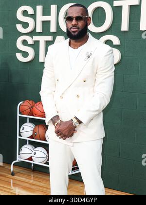 (FILE) LeBron James commenta di aver giocato nel suo ventesimo gioco di Natale: “Preferirei di gran lunga stare a casa con la mia famiglia”. WESTWOOD, LOS ANGELES, CALIFORNIA, USA - MAGGIO 31: Giocatore di basket professionista americano per i Los Angeles Lakers della National Basketball Association LeBron James arriva alla Los Angeles Premiere of Peacock's 'Shooting Stars' tenutasi al Regency Village Theatre il 31 maggio 2023 a Westwood, Los Angeles, California, Stati Uniti. (Foto di Xavier Collin/Image Press Agency) Foto Stock