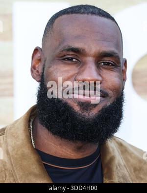 (FILE) LeBron James commenta di aver giocato nel suo ventesimo gioco di Natale: “Preferirei di gran lunga stare a casa con la mia famiglia”. WESTWOOD, LOS ANGELES, CALIFORNIA, Stati Uniti - 01 GIUGNO: Giocatore di basket professionista americano per i Los Angeles Lakers della National Basketball Association LeBron James arriva alla premiere di Los Angeles di Netflix 'Hustle' tenutasi al Regency Village Theatre il 1° giugno 2022 a Westwood, Los Angeles, California, Stati Uniti. (Foto di Xavier Collin/Image Press Agency) Foto Stock