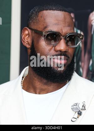 (FILE) LeBron James commenta di aver giocato nel suo ventesimo gioco di Natale: “Preferirei di gran lunga stare a casa con la mia famiglia”. WESTWOOD, LOS ANGELES, CALIFORNIA, USA - MAGGIO 31: Giocatore di basket professionista americano per i Los Angeles Lakers della National Basketball Association LeBron James arriva alla Los Angeles Premiere of Peacock's 'Shooting Stars' tenutasi al Regency Village Theatre il 31 maggio 2023 a Westwood, Los Angeles, California, Stati Uniti. (Foto di Xavier Collin/Image Press Agency) Foto Stock