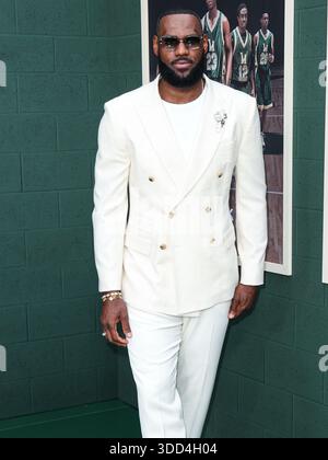 (FILE) LeBron James commenta di aver giocato nel suo ventesimo gioco di Natale: “Preferirei di gran lunga stare a casa con la mia famiglia”. WESTWOOD, LOS ANGELES, CALIFORNIA, USA - MAGGIO 31: Giocatore di basket professionista americano per i Los Angeles Lakers della National Basketball Association LeBron James arriva alla Los Angeles Premiere of Peacock's 'Shooting Stars' tenutasi al Regency Village Theatre il 31 maggio 2023 a Westwood, Los Angeles, California, Stati Uniti. (Foto di Xavier Collin/Image Press Agency) Foto Stock