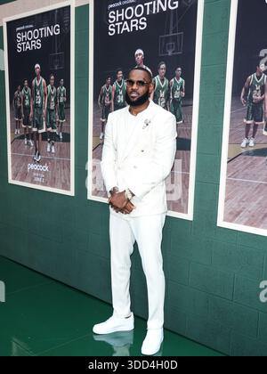(FILE) LeBron James commenta di aver giocato nel suo ventesimo gioco di Natale: “Preferirei di gran lunga stare a casa con la mia famiglia”. WESTWOOD, LOS ANGELES, CALIFORNIA, USA - MAGGIO 31: Giocatore di basket professionista americano per i Los Angeles Lakers della National Basketball Association LeBron James arriva alla Los Angeles Premiere of Peacock's 'Shooting Stars' tenutasi al Regency Village Theatre il 31 maggio 2023 a Westwood, Los Angeles, California, Stati Uniti. (Foto di Xavier Collin/Image Press Agency) Foto Stock