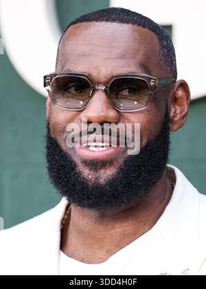 (FILE) LeBron James commenta di aver giocato nel suo ventesimo gioco di Natale: “Preferirei di gran lunga stare a casa con la mia famiglia”. WESTWOOD, LOS ANGELES, CALIFORNIA, USA - MAGGIO 31: Giocatore di basket professionista americano per i Los Angeles Lakers della National Basketball Association LeBron James arriva alla Los Angeles Premiere of Peacock's 'Shooting Stars' tenutasi al Regency Village Theatre il 31 maggio 2023 a Westwood, Los Angeles, California, Stati Uniti. (Foto di Xavier Collin/Image Press Agency) Foto Stock