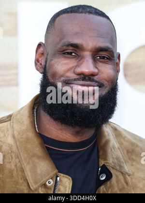 (FILE) LeBron James commenta di aver giocato nel suo ventesimo gioco di Natale: “Preferirei di gran lunga stare a casa con la mia famiglia”. WESTWOOD, LOS ANGELES, CALIFORNIA, Stati Uniti - 01 GIUGNO: Giocatore di basket professionista americano per i Los Angeles Lakers della National Basketball Association LeBron James arriva alla premiere di Los Angeles di Netflix 'Hustle' tenutasi al Regency Village Theatre il 1° giugno 2022 a Westwood, Los Angeles, California, Stati Uniti. (Foto di Xavier Collin/Image Press Agency) Foto Stock