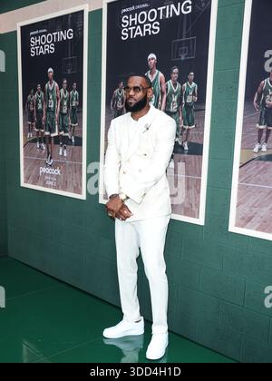 (FILE) LeBron James commenta di aver giocato nel suo ventesimo gioco di Natale: “Preferirei di gran lunga stare a casa con la mia famiglia”. WESTWOOD, LOS ANGELES, CALIFORNIA, USA - MAGGIO 31: Giocatore di basket professionista americano per i Los Angeles Lakers della National Basketball Association LeBron James arriva alla Los Angeles Premiere of Peacock's 'Shooting Stars' tenutasi al Regency Village Theatre il 31 maggio 2023 a Westwood, Los Angeles, California, Stati Uniti. (Foto di Xavier Collin/Image Press Agency) Foto Stock