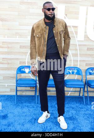(FILE) LeBron James commenta di aver giocato nel suo ventesimo gioco di Natale: “Preferirei di gran lunga stare a casa con la mia famiglia”. WESTWOOD, LOS ANGELES, CALIFORNIA, Stati Uniti - 01 GIUGNO: Giocatore di basket professionista americano per i Los Angeles Lakers della National Basketball Association LeBron James arriva alla premiere di Los Angeles di Netflix 'Hustle' tenutasi al Regency Village Theatre il 1° giugno 2022 a Westwood, Los Angeles, California, Stati Uniti. (Foto di Xavier Collin/Image Press Agency) Foto Stock