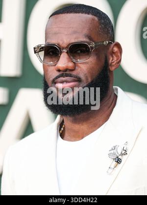 (FILE) LeBron James commenta di aver giocato nel suo ventesimo gioco di Natale: “Preferirei di gran lunga stare a casa con la mia famiglia”. WESTWOOD, LOS ANGELES, CALIFORNIA, USA - MAGGIO 31: Giocatore di basket professionista americano per i Los Angeles Lakers della National Basketball Association LeBron James arriva alla Los Angeles Premiere of Peacock's 'Shooting Stars' tenutasi al Regency Village Theatre il 31 maggio 2023 a Westwood, Los Angeles, California, Stati Uniti. (Foto di Xavier Collin/Image Press Agency) Foto Stock