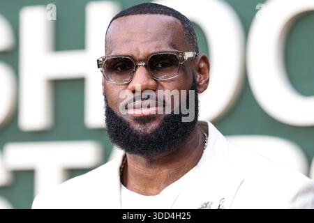 (FILE) LeBron James commenta di aver giocato nel suo ventesimo gioco di Natale: “Preferirei di gran lunga stare a casa con la mia famiglia”. WESTWOOD, LOS ANGELES, CALIFORNIA, USA - MAGGIO 31: Giocatore di basket professionista americano per i Los Angeles Lakers della National Basketball Association LeBron James arriva alla Los Angeles Premiere of Peacock's 'Shooting Stars' tenutasi al Regency Village Theatre il 31 maggio 2023 a Westwood, Los Angeles, California, Stati Uniti. (Foto di Xavier Collin/Image Press Agency) Foto Stock