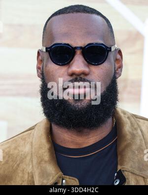 (FILE) LeBron James commenta di aver giocato nel suo ventesimo gioco di Natale: “Preferirei di gran lunga stare a casa con la mia famiglia”. WESTWOOD, LOS ANGELES, CALIFORNIA, Stati Uniti - 01 GIUGNO: Giocatore di basket professionista americano per i Los Angeles Lakers della National Basketball Association LeBron James arriva alla premiere di Los Angeles di Netflix 'Hustle' tenutasi al Regency Village Theatre il 1° giugno 2022 a Westwood, Los Angeles, California, Stati Uniti. (Foto di Xavier Collin/Image Press Agency) Foto Stock