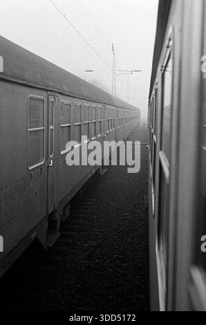60 anni, 12.02.1966, ferrovia, vista da una finestra lungo i vagoni ferroviari fino al binario ferroviario adiacente con un altro treno, i treni si incontrano tra Essen e Duesseldorf, Germania, Renania settentrionale-Vestfalia, NRW Foto Stock
