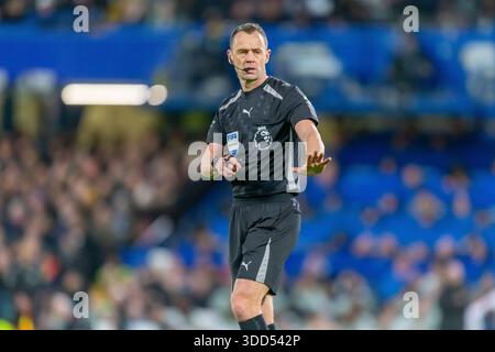 Stamford Bridge, Londra, Regno Unito. 27 dicembre 2025. L'arbitro Stuart Attwell durante la partita di Premier League tra Chelsea e Aston Villa a Stamford Bridge, Londra, sabato 27 dicembre 2025. (Foto: David Watts | mi News) crediti: MI News & Sport /Alamy Live News Foto Stock