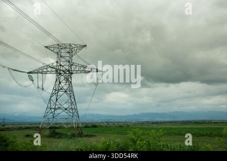 torre di trasmissione elettrica ad alta tensione (nota anche come pilone di potenza). Queste alte strutture, tipicamente fatte di reticolo d'acciaio,.luglio 2021, Romania Foto Stock