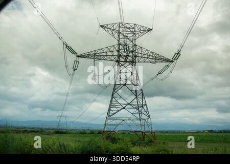 torre di trasmissione elettrica ad alta tensione (nota anche come pilone di potenza). Queste alte strutture, tipicamente fatte di reticolo d'acciaio,.luglio 2021, Romania Foto Stock