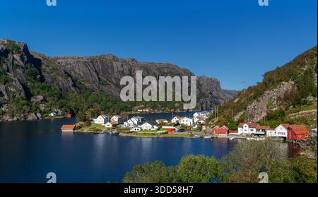 Una vista del pittoresco villaggio di Stornes sulle rive del fiordo Ana nel sud della Norvegia Foto Stock