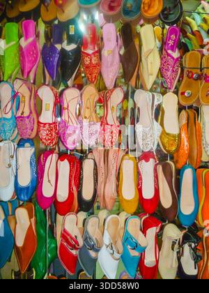 Morbide pantofole da donna in vendita presso un mercato di Marrakech, Marocco Foto Stock